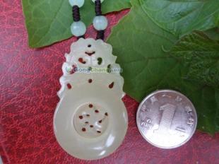 晶莹润泽，财源滚滚 阿富汗玉“钱袋”吊坠工艺品鉴赏